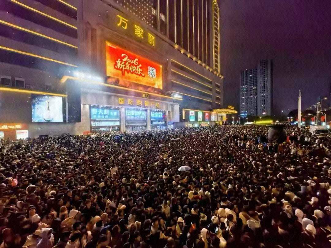 员｜拜年全家齐逛喜庆乐翻天麻将胡了试玩模拟器全家总动(图1)